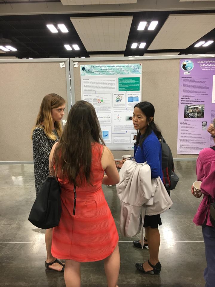 Agata Mystkowska discussing her poster at ASLO