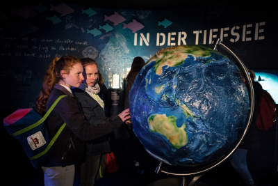 Reliefglobus; Foto: Ilja Hendel / Wissenschaft im Dialog