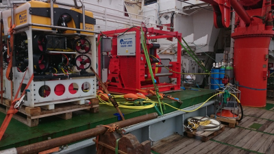 Stellung von ROV (in Parkposition) und Winde auf der Ladeluke von FS Meteor. Rechts unten im Bild der Depressor und die Umlenkrolle