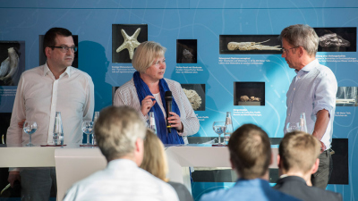 Neue Ausstellung mit Science-Talk eröffnet: Wie hat sich die Golfstromzirkulation in der Vergangenheit geändert und warum? Wie wird sie sich in der Zukunft entwickeln? Und wie würde sich eine mögliche Abschwächung des Golfstroms auf das Klima in Nordwest-Europa auswirken? Darüber diskutierten beim Science Talk die Meeres- und Klimaforscher Jochem Marotzke (v. links), Monika Rhein und Stefan Rahmstorf.