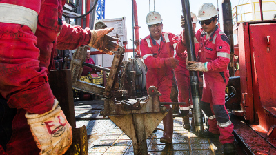 Die Bohrmannschaft des JR arbeitet auf der Plattform, um das Loch zu verlängern und zu stabilisieren. Foto: Exp 356 / IODP-JRSO 