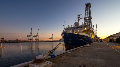 Die JOIDEs RESOLUTION in Fremantle vor Beginn der Expedition 356 im Herbst 2015. Die Expedition, an der Wissenschaftler aus 29 verschiedenen Instituten teilnahmen, dauerte zwei Monate und beendete ihre erfolgreiche Reise in Darwin. Foto: Exp 356 / IODP-JRSO