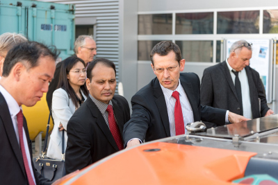 Michael Schulz erklärt den Besucherinnen und Besuchern, wie das HROV MARUM-Ray funktioniert. Foto: Volker Diekamp/MARUM
