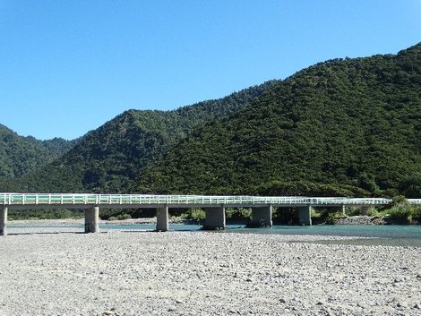.... in the adjacent river.... [Marine Le Minor]