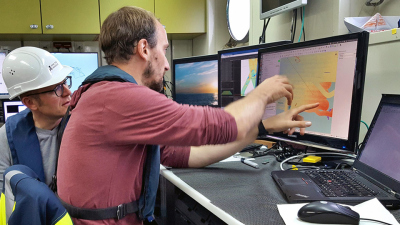  Im Trockenlabor diskutieren Dr. Christian Winter (links) und Knut Krämer die Ergebnisse der Fächerecholotkartierungen. Foto: MARUM – Zentrum für Marine Umweltwissenschaften, Universität Bremen; Gabriel Herbst