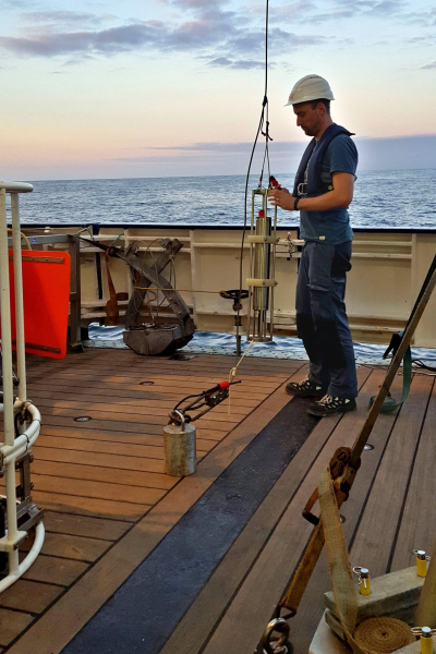 An Bord des Forschungsschiff Heincke bereitet Knut Krämer eine Wasserschallsonde für die Vermessung des Meeresbodens mit dem Fächerecholot vor. Foto: MARUM – Zentrum für Marine Umweltwissenschaften, Universität Bremen; Gabriel Herbst