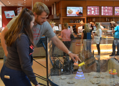 Visitors look at the deep-sea diorama, which is part of the VR module. Photo: MARUM - Center for Marine Environmental Sciences, University of Bremen, U. Prange