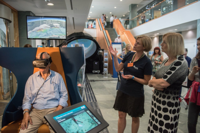 Bundesministerin Johanna Wanka informiert sich am MARUM-Ausstellungsstand über die Hintergründe des neuen Virtual Reality-Moduls. Foto: H. Rickel