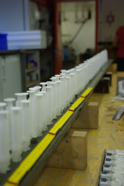 The sediments are sampled with syringes. These are then analyzed for their chemical components. Photo: MARUM – Center for Marine Environmental Sciences, University of Bremen; M. Mohtadi