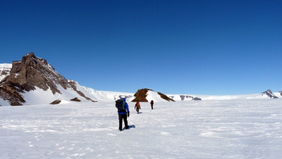 In the Eastern Antarctic, scientists are taking samples from the so-called nunataks. The team is now in Dronning Maud Land for the second time after an expedition in February 2017. Photo: Jennifer Newall