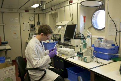  Chris Jones im Geochemie-Labor. (Foto: MinCyT)