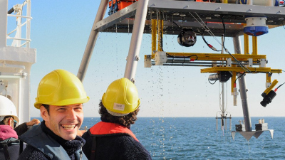 Soeren Ahmerkamp at the deployment of his autonomous seabed observatory "LanceALot" in the North Sea.  Photo: MPI Bremen)