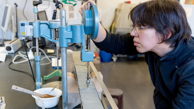 Mai Linh Doan uses the fall cone to measure the resistance of the sediment. Photo: MARUM – Center for Marine Environmental Sciences, University of Bremen; V. Diekamp