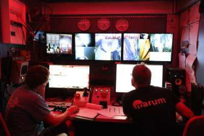 Im Kontrollcontainer des MARUM-MeBo70 an Bord der FS SONNE (Foto: Natascha Riedinger). 