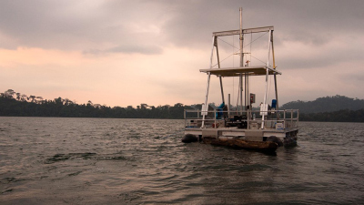 Light coring platform on Lake Barombi. This floating platform can be completely taken apart and transported overseas. The platform enabled the collection of sediment samples in the approximately 100-meter-deep Lake Barombi, which were then analyzed in the