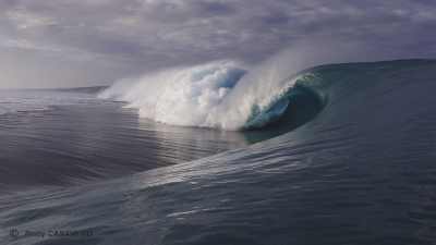 Wellen vor Teahupo’o in Tahiti (Foto: REMY CANAVESIO, CRIOBE)