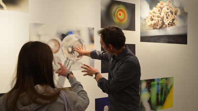 Tristan Vankann explains to a visitor how the pictures were taken. Photo: MARUM - Center for Marine Environmental Sciences 