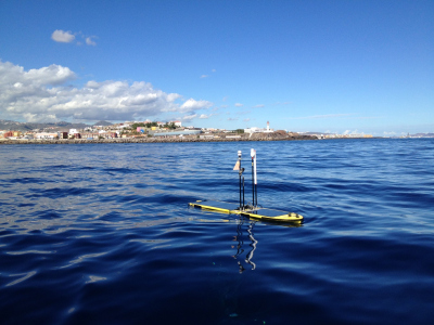 Der MARUM Wave Glider vor dem Hafen von Taliarte, Las Palmas, Spanien