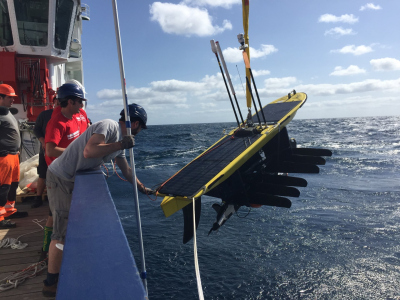 Aussetzen des MARUM Wave Glider von Bord des Forschungsschiffes MARIA. S. MERIAN, Februar 2017 © Carlos Barrera, PLOCAN