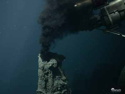 Schwarzer Raucher entlang des Kermadec-Inselbogens, der südlichen Fortsetzung des Tonga-Bogens, aufgenommen vom Tauchroboter MARUM-QUEST während der Expedition SO253 im Januar 2017. (Foto: MARUM – Zentrum für Marine Umweltwissenschaften, Universität Bremen)