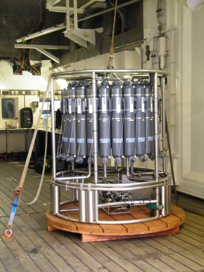 Wasserkranzschöpfer an Deck der SONNE (C. Kleint, Jacobs University)
