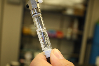 IGT-Probe in gasdichter Spritze; man sieht das Ausperlen der Gasblasen. Foto: A. Diehl, Universität Bremen