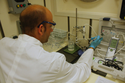 Patrick Monien bestimmt die Alkalinität an einer IGT-Probe. Foto: C. Kleint, Jacobs University