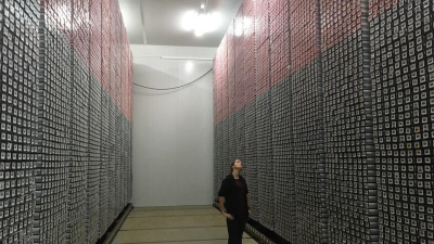 Margot Cramwinckel, Erstautorin der Studie, im Bremer IODP-Bohrkernlager. Foto: Carlijne Wijngaarden