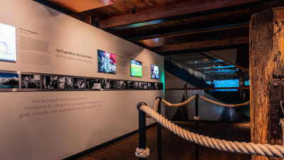 Eine Tafel im Internationalen Maritimen Museum informiert über die Fahrt ins Scotia Meer. Foto: Holger von Neuhoff