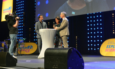 Moderator Alexander Königsmann, Beate Spiegel, Geschäftsführerin der Klaus Tschira Stiftung und Bürgermeister Carsten Sieling (von links) bei der Explore Science-Auftaktshow. Foto: MARUM - Zentrum für Marine Umweltwissenchaften, Universität Bremen