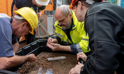Das Team um Prof. André Freiwald (Mitte) inspiziert die Backengreifer Ausbeute mit Korallenbruchstücken und lebenden Organismen.