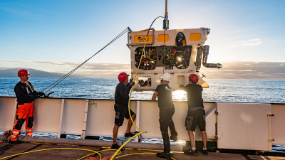 Vom Arbeitsdeck aus wird das ROV ausgesetzt. Foto: MARUM - Zentrum für Marine Umweltwissenschaften, Universität Bremen, V. Diekamp