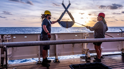Zurück vom Meeresgrund: Der Backengreifer wird wieder an Deck geholt. Foto: MARUM – Zentrum für Marine Umweltwissenschaften, Universität Bremen; V. DiekampZurück vom Meeresgrund: Der Backengreifer wird wieder an Deck geholt. Foto: MARUM – Zentrum für Marine Umweltwissenschaften, Universität Bremen; V. Diekamp