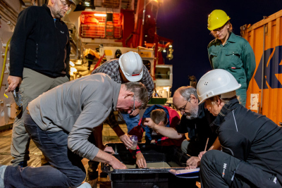 Der Backengreifer war erfolgreich – die Wanne ist voll! Foto: MARUM – Zentrum für Marine Umweltwissenschaften, Universität Bremen; V. Diekamp