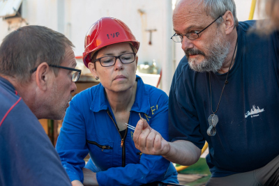 Die Forscherinnen und Forscher diskutieren einen Fund. Foto: MARUM – Zentrum für Marine Umweltwissenschaften, Universität Bremen; V. Diekamp