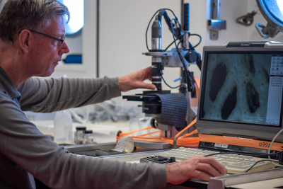 Detailbilder der Proben werden aufgenommen. Foto: MARUM – Zentrum für Marine Umweltwissenschaften, Universität Bremen; V. Diekamp