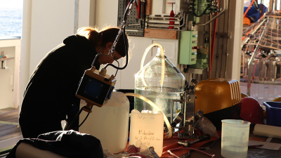 Sandra Petrow, Doktorandin in der AG Marine Archaeen am MARUM, beim Aufkonzentrieren des Meerwassers im Hangar der Maria S. Merian. Foto: MARUM - Zentrum für Marine Umweltwissenschaften, Universität Bremen