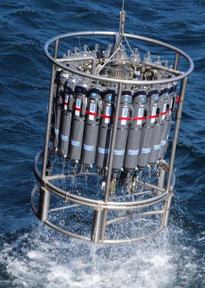 Wassersammler-Rosette beim Einsatz auf der MARIA S. MERIAN. Foto: MARUM - Zentrum für Marine Umweltwissenschaften, Universität Bremen