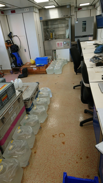 Ausbeute einer CTD-Fahrt: 240 Liter Wasser, die gefiltert werden wollen. Foto: MARUM - Zentrum für Marine Umweltwissenschaften, Universität Bremen
