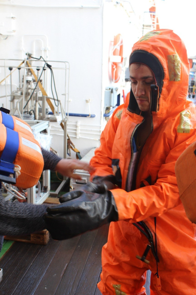 Hagen im Überlebensanzug. Foto: MARUM – Zentrum für Marine Umweltwissenschaften, Universität Bremen