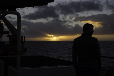 Lennart im Sonnenuntergang. Foto: MARUM – Zentrum für Marine Umweltwissenschaften, Universität Bremen