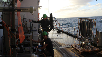 Soeren und Steffen bereiten die In Situ-Kamera und den Multicorer vor. Rechts im Bild: Eine CTD-Rosette. Foto: MARUM, Universität Bremen