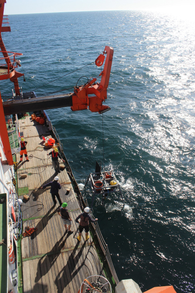 Der Roboter LanceALot wird ins Wasser gelassen. Foto: MARUM, Universität Bremen