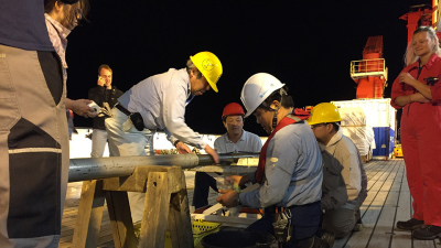Wissenschaftlerinnen und Wissenschaftler bei der Untersuchung eines Bohrkerns auf dem Forschungsschiff SONNE bei einer Expedition vor der Küste Japans 2016. Foto: T. Schwestermann