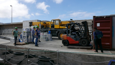 Nach und nach verschwinden die Kisten und Paletten im Container. Foto: MARUM, Universität Bremen
