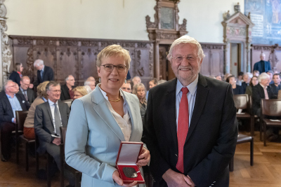 Wissenschaftssenatorin Prof. Eva Quante-Brandt übergibt Gerold Wefer die Senatsmedaille. Foto: MARUM - Zentrum für Marine Umweltwissenschaften, Universität Bremen; V. Diekamp