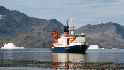 Forschungsschiff POLARSTERN in der Cumberland Bucht Süd-Georgiens. Foto: vdl