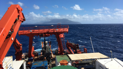 Blick auf das Arbeitsdeck der METEOR und das Arbeitsgebiet südöstlich Montserrats. Foto: MARUM - Zentrum für Marine Umweltwissenschaften, Universität Bremen