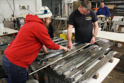 Analyses of sediment cores in the laboratory of POLARSTERN. Photo: Yiting Tseng