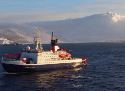 POLARSTERN is steaming out of Saunders Island’s Cordelia Bay. Photo: MARUM – Center for Marine Environmental Sciences, University of Bremen; Volker Ratmeyer